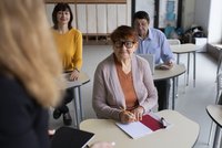 Des personnes âgées participent à un cours