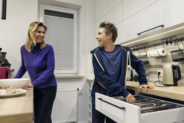 Une mère et son fils en cuisine Une mère et son fils en cuisine