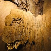 Dans les grottes