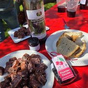 Tisch mit Zwischenverpflegung mit Kirschprodukten