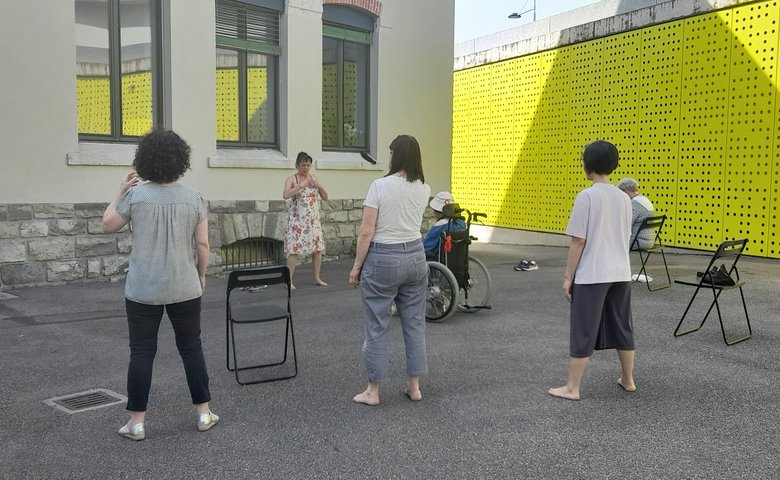 Personnes en train de faire du qi gong