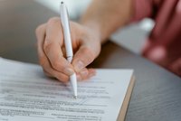 Main signant un document