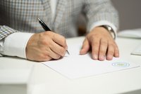 Main signant un document