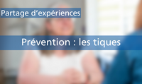 Image floue avec écrit : prévention : les tiques