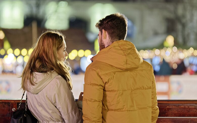 Couple discutant Couple discutant