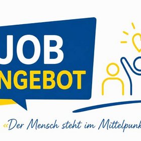 Grafik mit der Aufschrift „JOB ANGEBOT“ in einem blauen Sprechblasen-Element. Rechts daneben stilisierte Personen unter einem Herz. Darunter der Slogan: „Der Mensch steht im Mittelpunkt“.