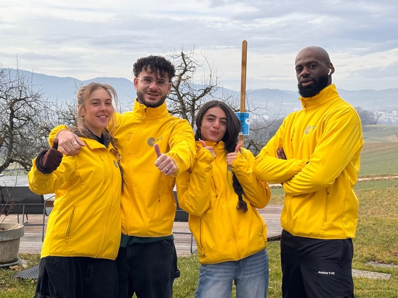 Equipe 2026 Quatre personnes avec des vestes jaunes