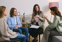 Groupe de personnes discutant ensemble