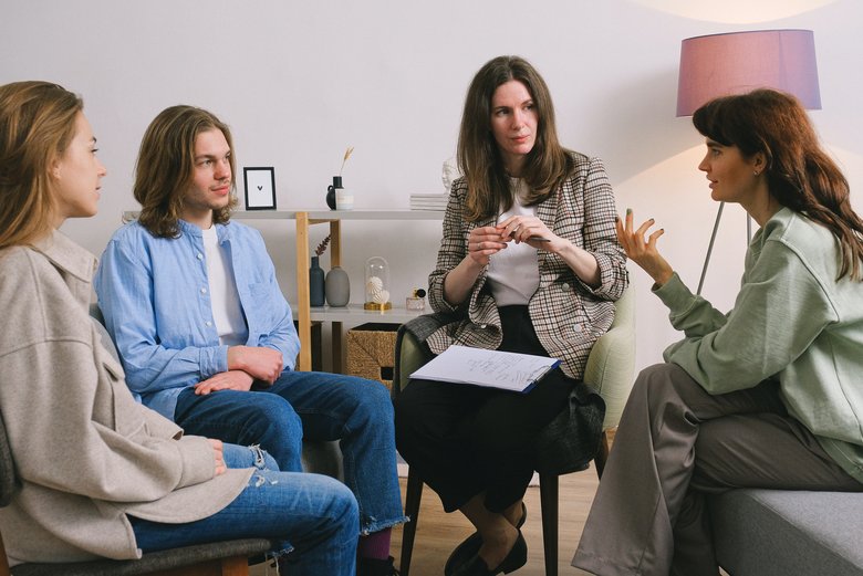 Groupe de personnes en train de discuter