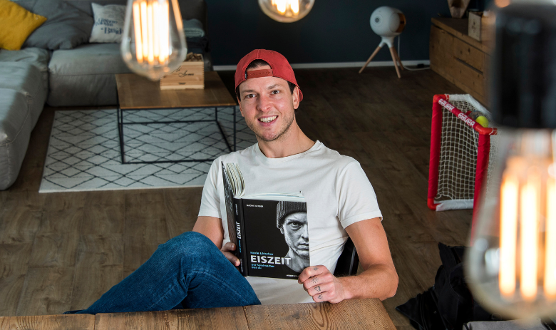 Bild von Kevin Lötscher mit seinem Buch "Eiszeit" Bild von Kevin Lötscher mit seinem Buch "Eiszeit"