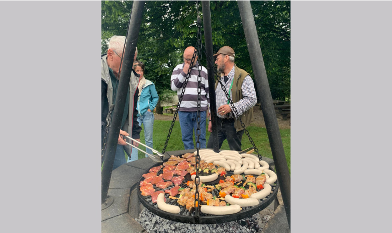 Grillades avec personnes en arrière-plan