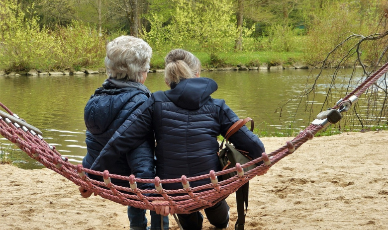 Deux personnes regardant le paysage Deux personnes regardant le paysage