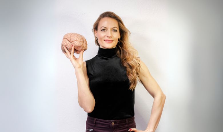 Barbara Studer Une femme porte un faux cerveau