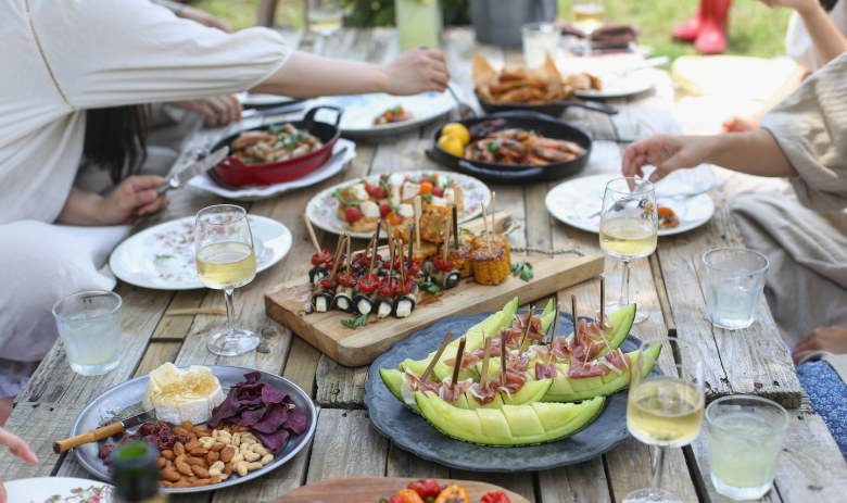 Brainfood Table avec de nombreux plats