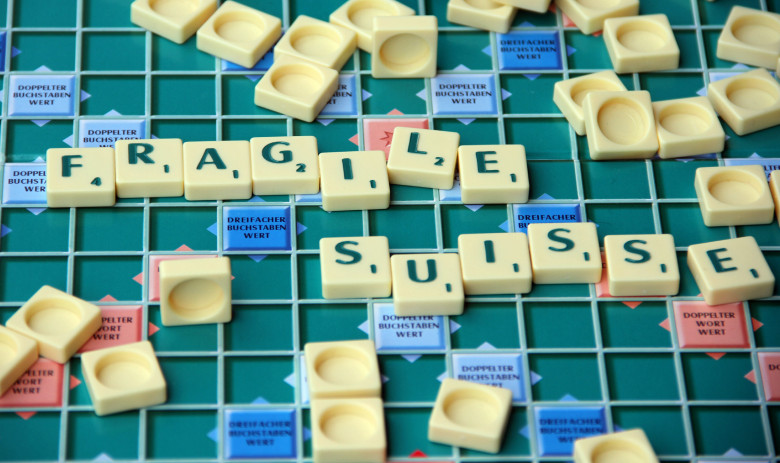 Cours d'entraînement cérébral Lettres de scrabble formant les mots FRAGILE Suisse