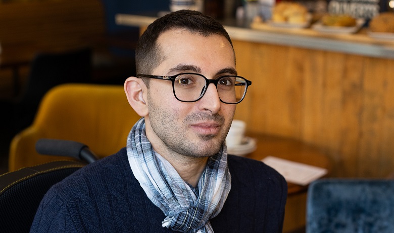 Fabio Dias Portrait de Fabio, il regarde à sa gauche
