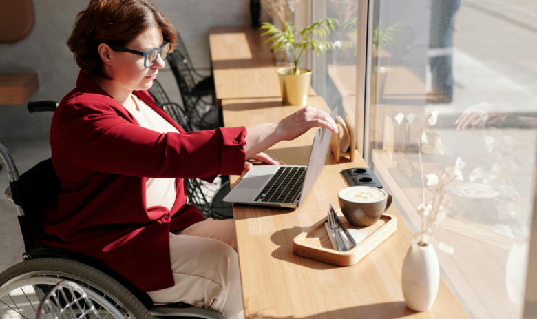 Les personnes en situation de handicap ont leur place dans la société Une femme en chaise roulante regarde son écran d'ordinateur