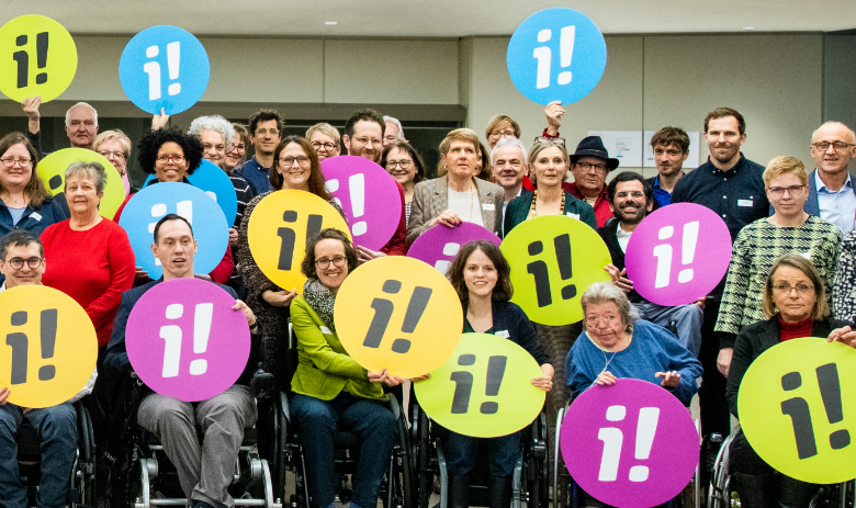 Initiative pour l'inclusion De nombreuses personnes brandissent des logos colorés de l'initiative d'inclusion
