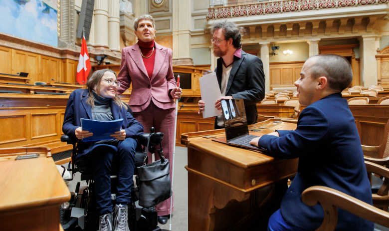 Session des personnes handicapées Des personnes en situation de handicap dans la salle du Conseil national.