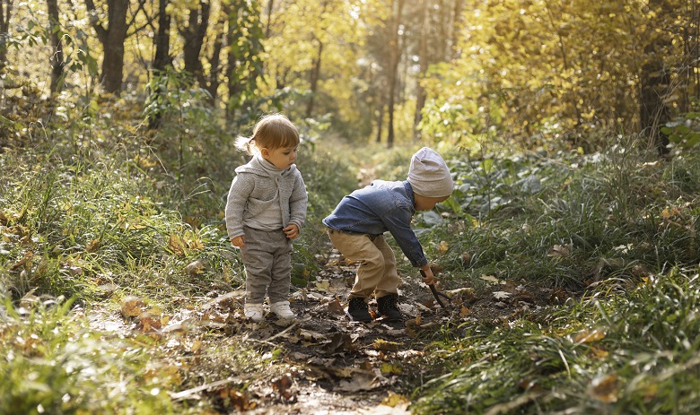 Enfants Deux enfants jouent dans la forêt