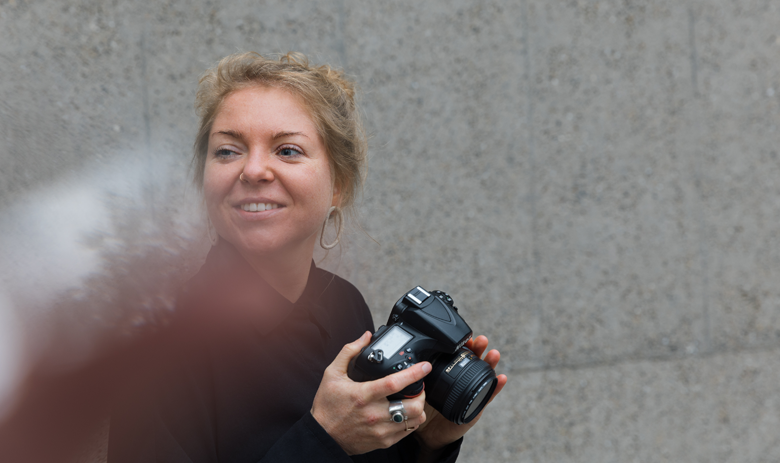 Damaris B. avec son appareil photo Damaris B. avec son appareil photo