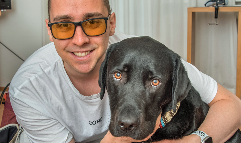 Tobias C. et son chien guide Tobias C. avec son chien guide