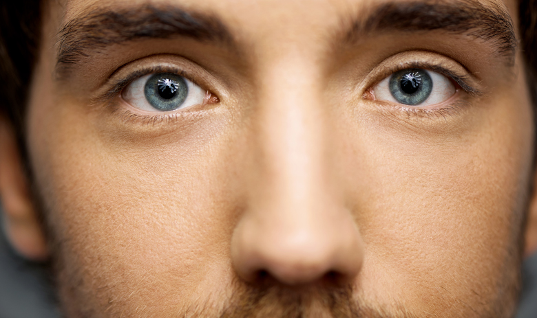 La vue après un AVC Gros plan sur des yeux d'homme