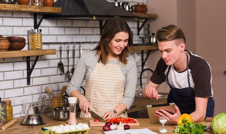 Cuisiner ensemble Une femme et un adolescent cuisinent ensemble