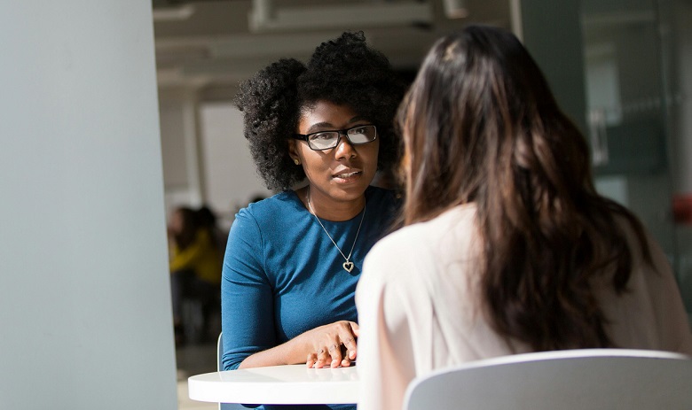 Assurances Deux femmes assises à une table discutent