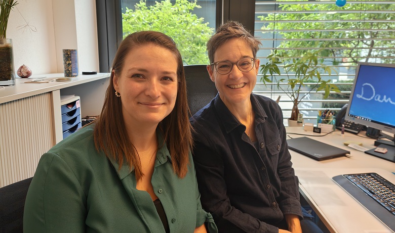 Julia et Yvonne Deux femmes assises l'une à côté de l'autre