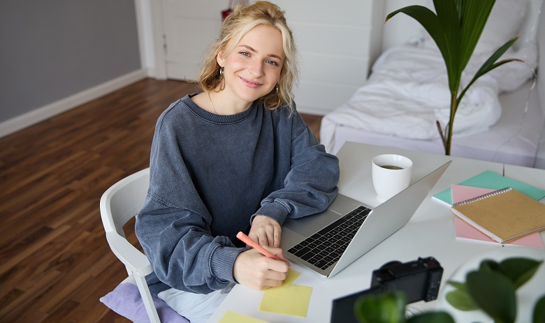 Formation Une jeune fille est assise à côté de son bureau