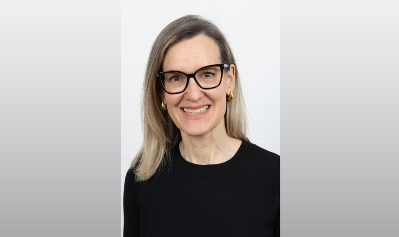 Photo de Christine Jayet-Ryser, une femme blonde avec des lunettes